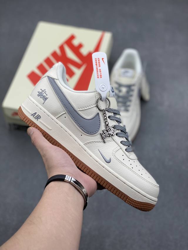 海外限量发售！公司级NIke Air Force 1 '07 Low “斯图西联名 米灰生胶底”空军一号 低帮 运动鞋 休闲鞋 折边针车 工艺难度大 原楦头原纸