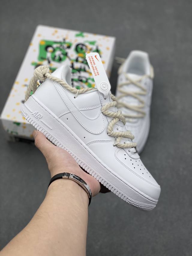 白解构”订制空军一号板鞋 该定制版球鞋选用原鞋款为Nike Air Force 1'07 空军一号低帮休闲板鞋，计灵感来源于极简主义。此款在原鞋的基础上进行轻定