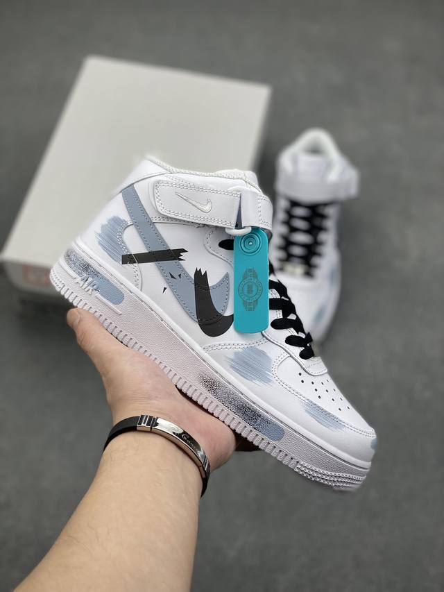 耐克Nike AIR FORCE 1‘07空军一号低帮百搭休闲运动板鞋。柔软、弹性十足的缓震性能和出色的中底设计，横跨复古与现代的外型结合，造就出风靡全球三十多