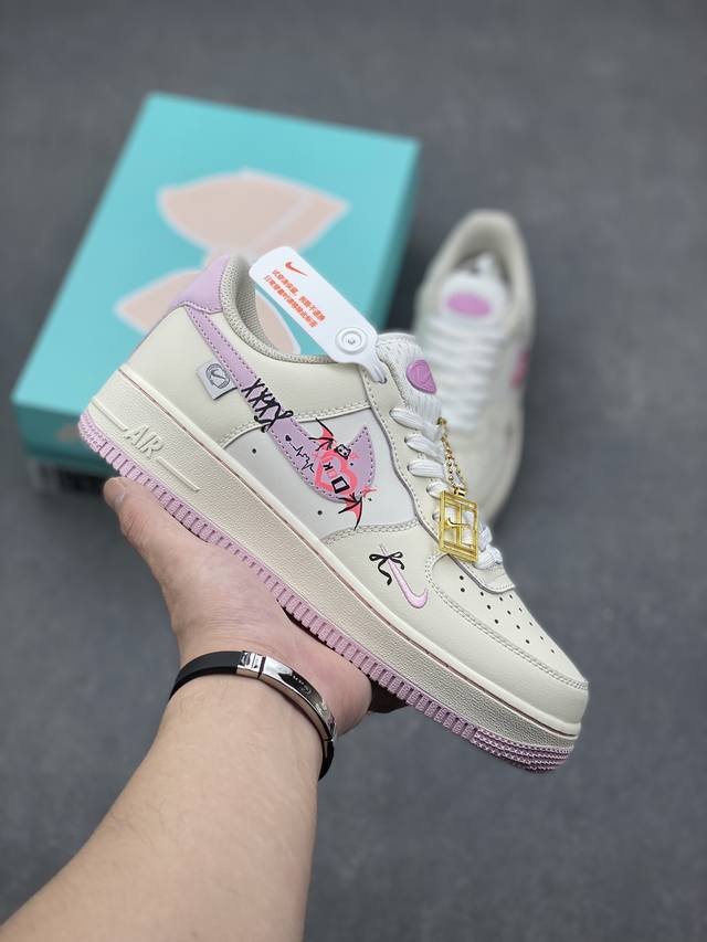 Nike Air Force 1 Low “Devil's Wings”万圣节主题系列“恶魔翅膀” 空军一号低帮休闲运动板鞋 桃心恶魔翅膀的出现，让整个万圣节的