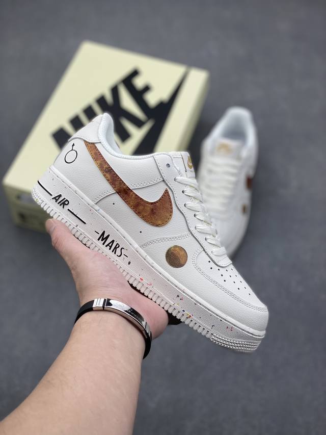 NIKE AirForce1空军一号板鞋 NIKE限量发售“星球限定系列”以火星为灵感，打造全 新AIR Force1板鞋原楦头原纸板打造纯正低帮空军版型 原盒