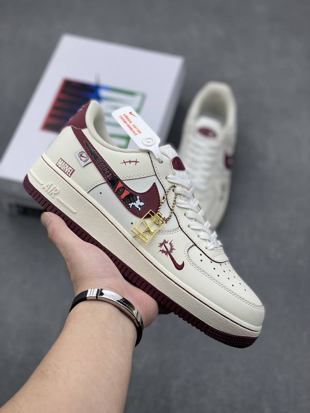 独家实拍 Nike Air Force 1 Low “Deadpool ”漫威系列 “死侍” 空军一号低帮休闲运动板鞋 在漫威的浩瀚宇宙中，有一个独特而不羁的存