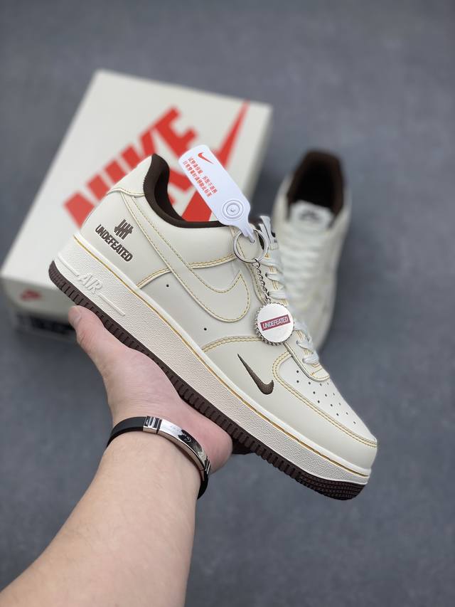 耐克Nike AIR FORCE 1‘07空军一号低帮百搭休闲运动板鞋。柔软、弹性十足的缓震性能和出色的中底设计，横跨复古与现代的外型结合，造就出风靡全球三十多