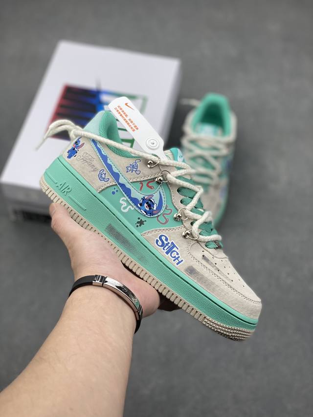 Nike Air Force 1 Low X Stitch “史迪仔”空军一号低帮休闲运动绑带板鞋 史迪仔有着蓝紫色的身体，圆滚滚的模样十分可爱。它大大的耳朵像