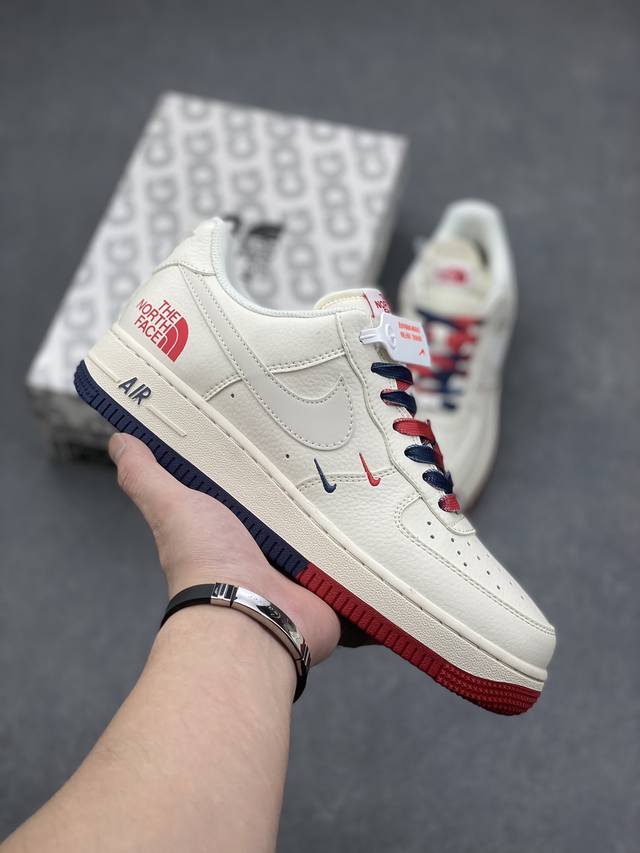 海外限量发售！公司级NIke Air Force 1 '07 Low “北面联名--米红蓝双勾”空军一号 低帮 运动鞋 休闲鞋 折边针车 工艺难度大 原楦头原纸