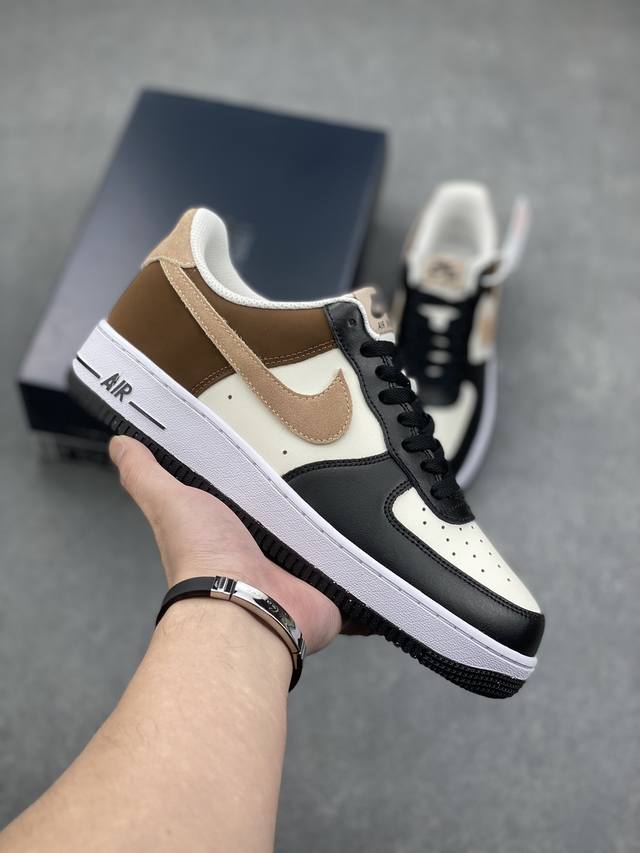 Nike Air Force 1 ’07 Low 空军一号低帮百搭休闲运动板鞋。柔软、弹性十足的缓震性能和出色的中底设计，横跨复古与现代的外型结合，造就出风靡全