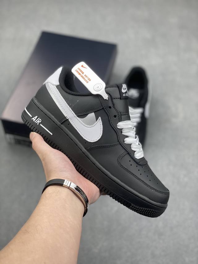 Nike Air Force 1 ’07 Low 空军一号低帮百搭休闲运动板鞋。柔软、弹性十足的缓震性能和出色的中底设计，横跨复古与现代的外型结合，造就出风靡全