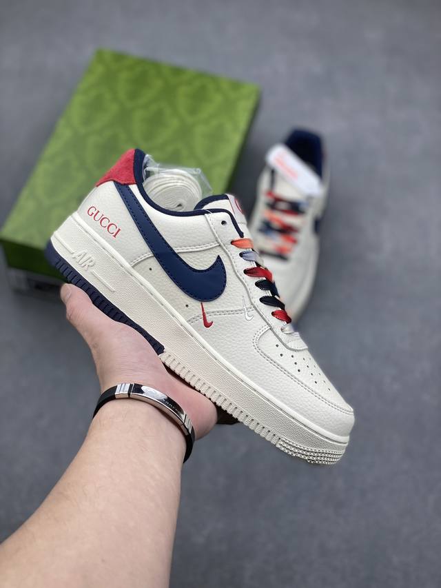 耐克Nike AIR FORCE 1‘07空军一号低帮百搭休闲运动板鞋。柔软、弹性十足的缓震性能和出色的中底设计，横跨复古与现代的外型结合，造就出风靡全球三十多