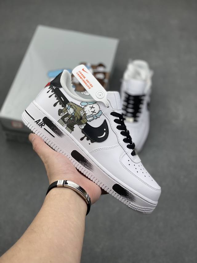 耐克Nike AIR FORCE 1‘07空军一号低帮百搭休闲运动板鞋。柔软、弹性十足的缓震性能和出色的中底设计，横跨复古与现代的外型结合，造就出风靡全球三十多