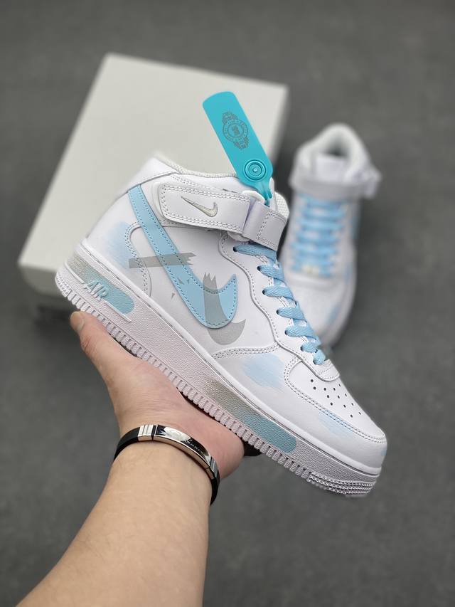 耐克Nike AIR FORCE 1‘07空军一号低帮百搭休闲运动板鞋。柔软、弹性十足的缓震性能和出色的中底设计，横跨复古与现代的外型结合，造就出风靡全球三十多