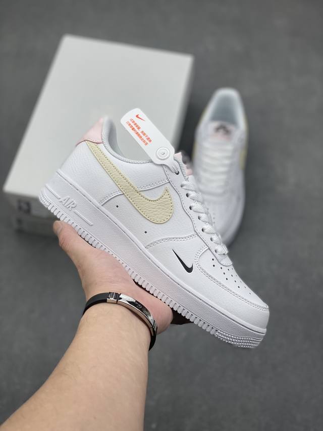 Nike Air Force 1 ’07 Low 空军一号低帮百搭休闲运动板鞋。柔软、弹性十足的缓震性能和出色的中底设计，横跨复古与现代的外型结合，造就出风靡全