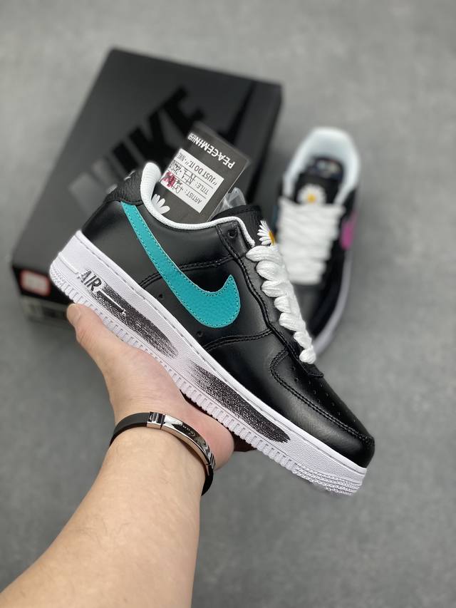 耐克Nike AIR FORCE 1‘07空军一号低帮百搭休闲运动板鞋。柔软、弹性十足的缓震性能和出色的中底设计，横跨复古与现代的外型结合，造就出风靡全球三十多