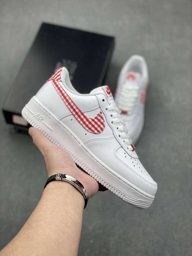 核心特价 长期补货 耐克Nike Air Force 1 Low 空军一号 AF1 低帮百搭休闲运动板鞋。柔软、弹性十足的缓震性能和出色的中底设计，横跨复古与现