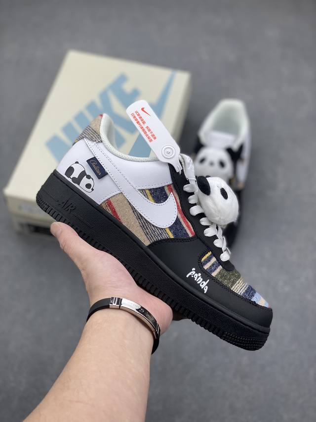 慵懒熊猫”订制空军一号板鞋 该定制版球鞋选用原鞋款为Nike Air Force 1'07 空军一号低帮休闲板鞋，设计灵感来源于国宝大熊猫，整双鞋以黑白色为主题