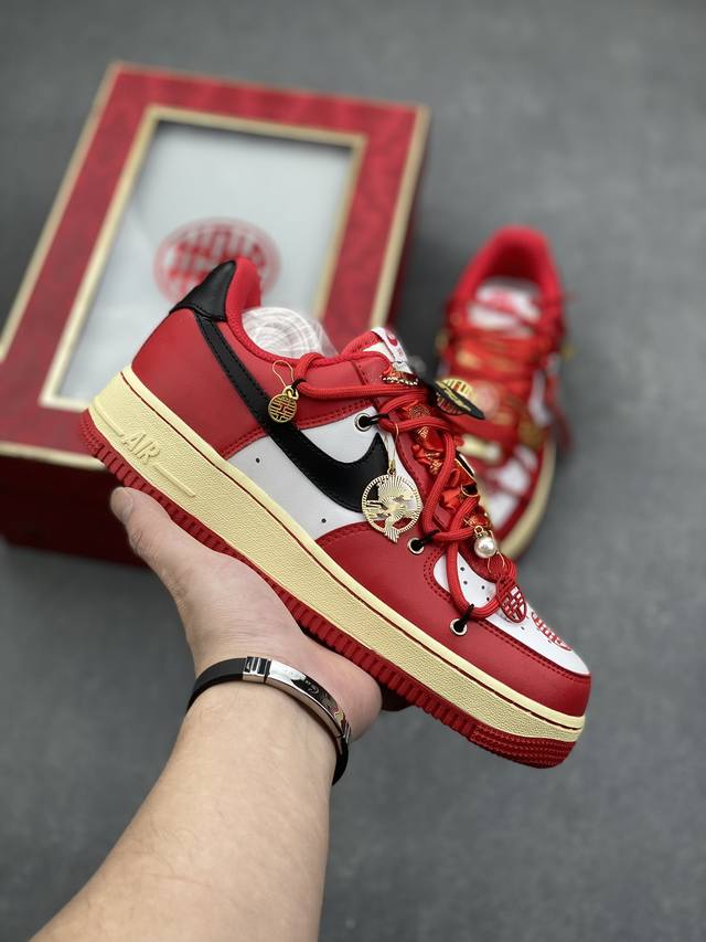 耐克Nike AIR FORCE 1‘07空军一号低帮百搭休闲运动板鞋。柔软、弹性十足的缓震性能和出色的中底设计，横跨复古与现代的外型结合，造就出风靡全球三十多