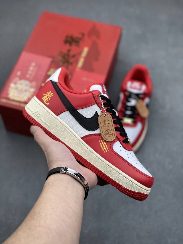 耐克Nike AIR FORCE 1‘07空军一号低帮百搭休闲运动板鞋。柔软、弹性十足的缓震性能和出色的中底设计，横跨复古与现代的外型结合，造就出风靡全球三十多