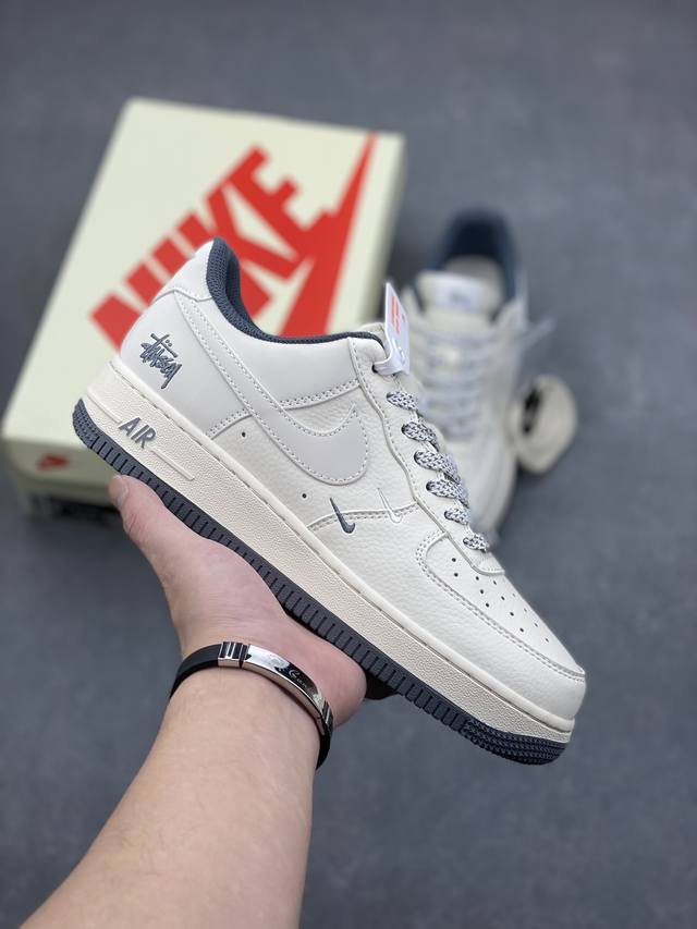 海外限量发售！公司级NIke Air Force 1 '07 Low “斯图西联名 米灰小双勾”空军一号 低帮 运动鞋 休闲鞋 折边针车 工艺难度大 原楦头原纸