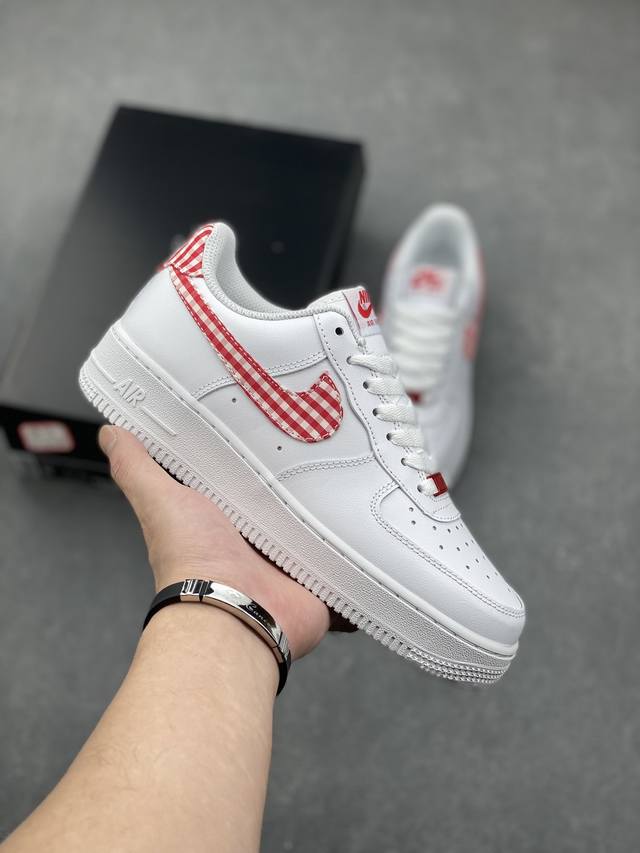 核心特价 长期补货 耐克Nike Air Force 1 Low 空军一号 AF1 低帮百搭休闲运动板鞋。柔软、弹性十足的缓震性能和出色的中底设计，横跨复古与现