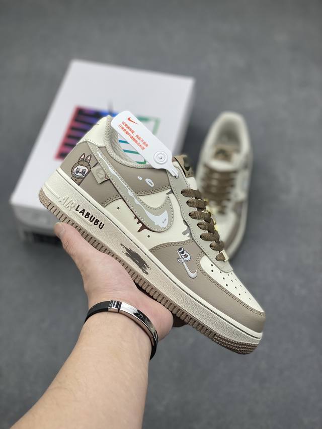 Nike Air Force 1 Low X Labubu “拉布布”空军一号低帮休闲运动板鞋 拉布布是一个充满魅力的小精灵。它有着色彩斑斓的身体，像是从梦幻世