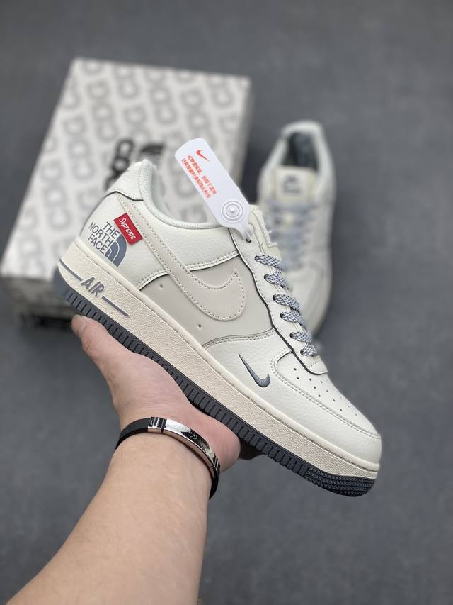 海外限量发售！公司级NIke Air Force 1 '07 Low “Supreme北面联名--透心米灰”空军一号 低帮 运动鞋 休闲鞋 折边针车 工艺难度大