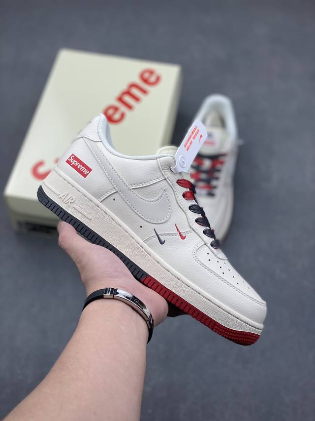 海外限量发售！公司级NIke Air Force 1 '07 Low “Supreme联名--米白红灰双拼”空军一号 低帮 运动鞋 休闲鞋 折边针车 工艺难度大