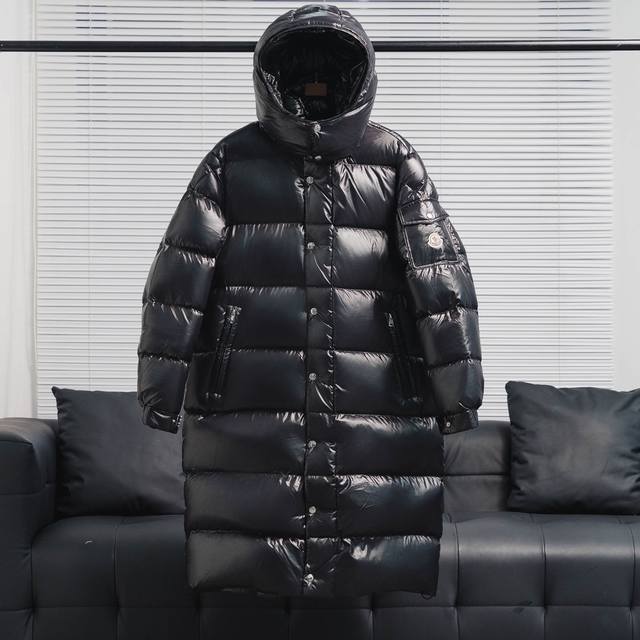 Moncler 蒙口#Hanovcrtan长玛雅 长款羽绒服#019# 该款派克大衣采用标志性的闪亮漆面尼龙制成，满载功能性细节，确保温暖呵护。设有可拆卸风帽、