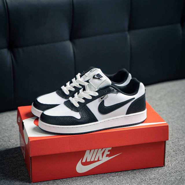 耐克Nike EBERNON LOW PREM 休闲运动板鞋 低帮百搭透气休闲运动板鞋，经典耐用的设计，兼顾舒适脚感和出众风范，演绎匠心之作。结构性的支撑贴合感