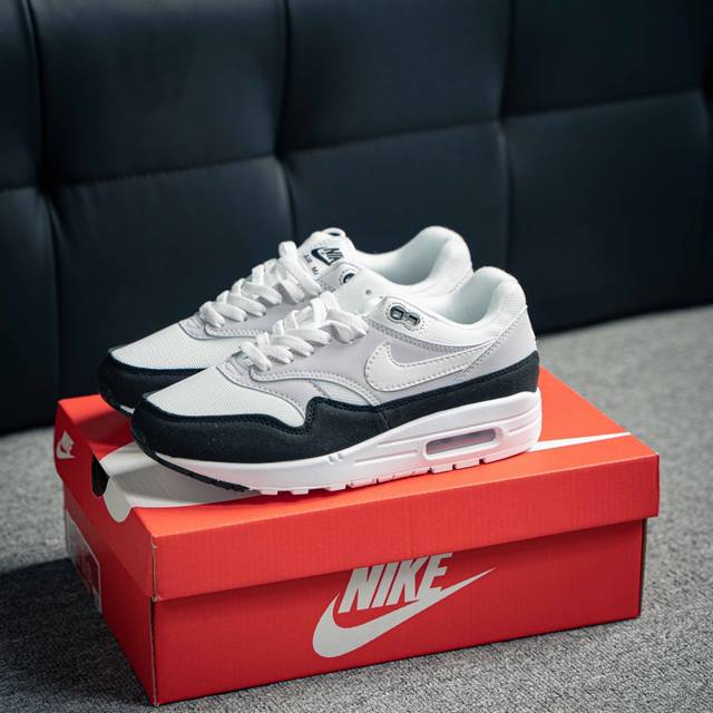 Nike Air Max 1 耐克气垫 缓震 耐磨运动鞋 鞋身材质均选择皮革 织物 麂皮多种材质覆盖 保证质感的前提下 层次感也相当不错 带有开窗式 Air M