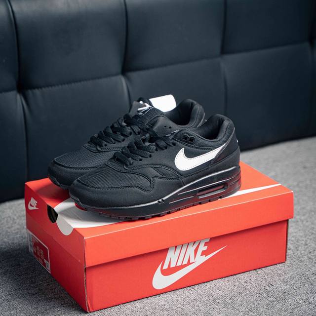 Nike Air Max 1 耐克气垫 缓震 耐磨运动鞋 鞋身材质均选择皮革 织物 麂皮多种材质覆盖 保证质感的前提下 层次感也相当不错 带有开窗式 Air M