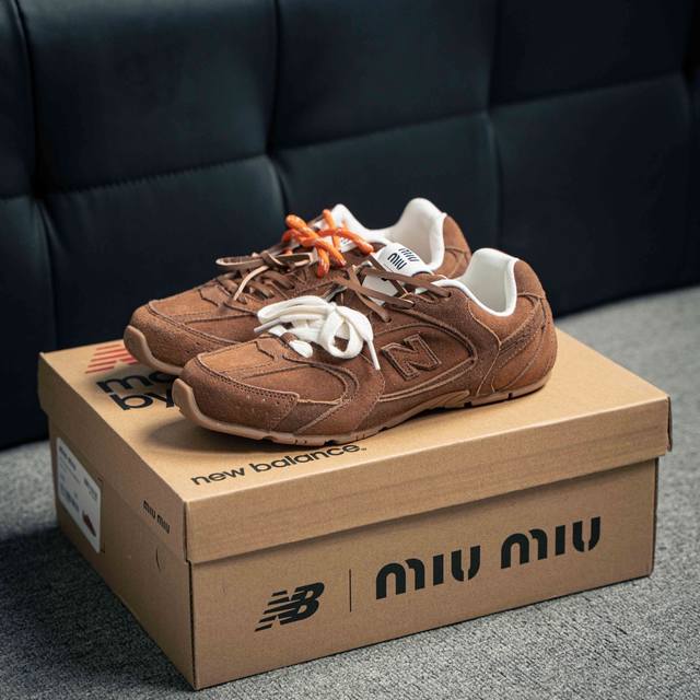 Miumiu x New Balance 24s联名款运动鞋 缪缪大秀上爆出的这双与New Balance 新百伦联名款运动 球鞋 后全球各大代购官网火爆上市.