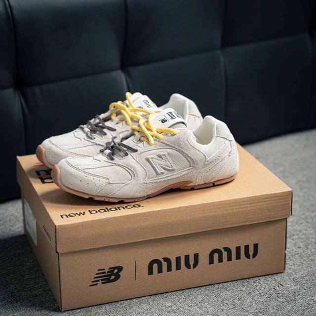 Miumiu x New Balance 24s联名款运动鞋 缪缪大秀上爆出的这双与New Balance 新百伦联名款运动 球鞋 后全球各大代购官网火爆上市.