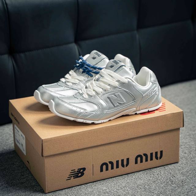 Miumiu x New Balance 24s联名款运动鞋 缪缪大秀上爆出的这双与New Balance 新百伦联名款运动 球鞋 后全球各大代购官网火爆上市.