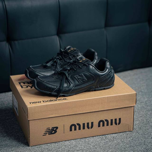 Miumiu x New Balance 24s联名款运动鞋 缪缪大秀上爆出的这双与New Balance 新百伦联名款运动 球鞋 后全球各大代购官网火爆上市.