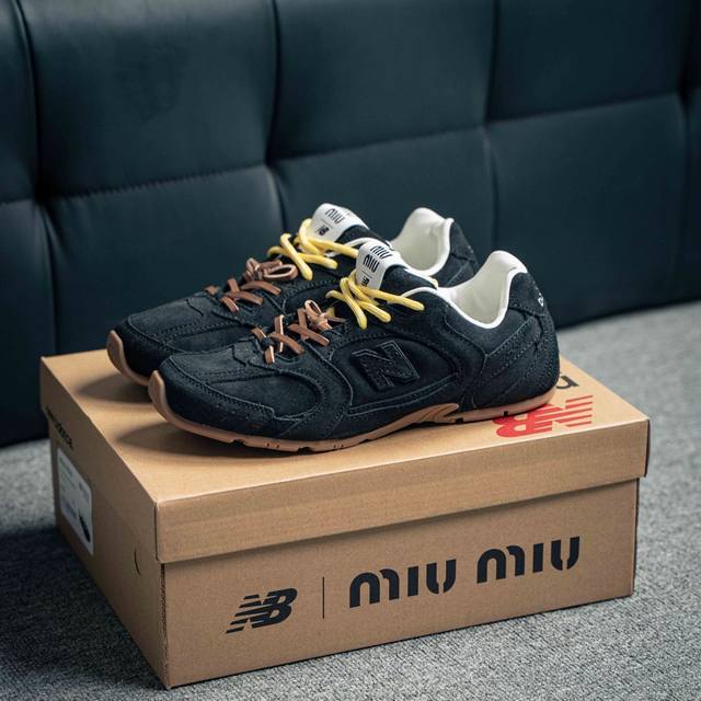 Miumiu x New Balance 24s联名款运动鞋 缪缪大秀上爆出的这双与New Balance 新百伦联名款运动 球鞋 后全球各大代购官网火爆上市.