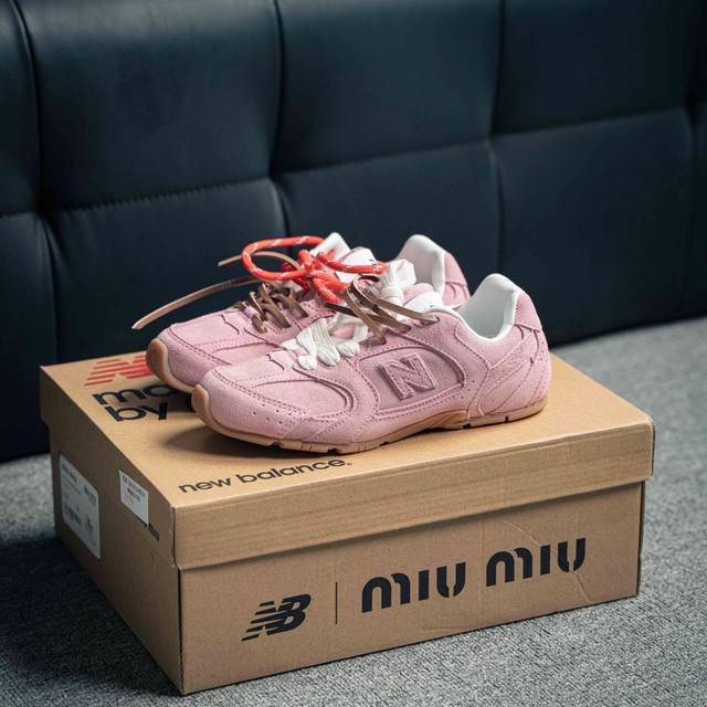 Miumiu x New Balance 24s联名款运动鞋 缪缪大秀上爆出的这双与New Balance 新百伦联名款运动 球鞋 后全球各大代购官网火爆上市.