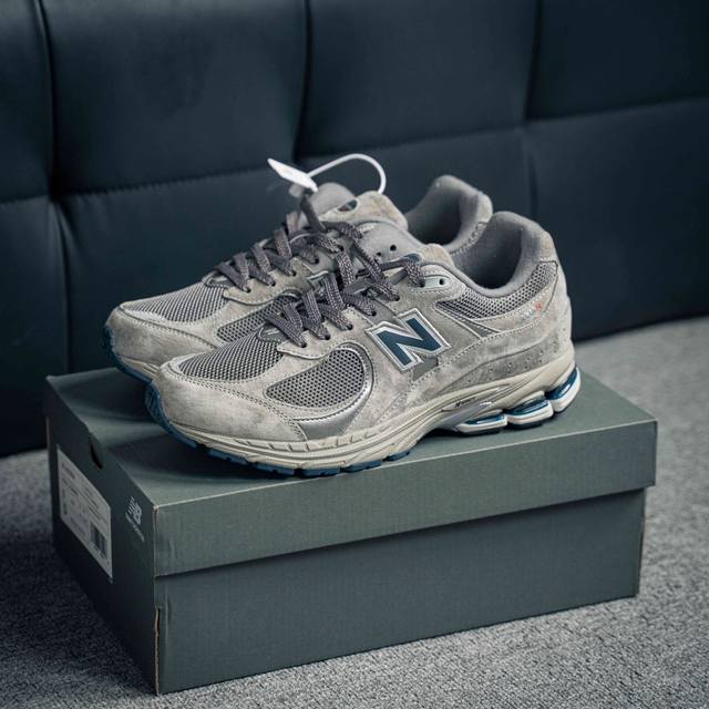 NewBalance 2R 复古单品 正品原档 区别市面错误版本 NewBalance 2R经典的配色 沿袭了面世之初的经典科技 以ENCAP中底配以升级版N-