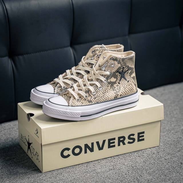 匡威新款更新 硫化工艺 Stussy x Converse Chuck Taylor 蛇纹米棕 斯图西2024全新联名鞋款 海外地区同步发售 美国潮牌 斯图西S