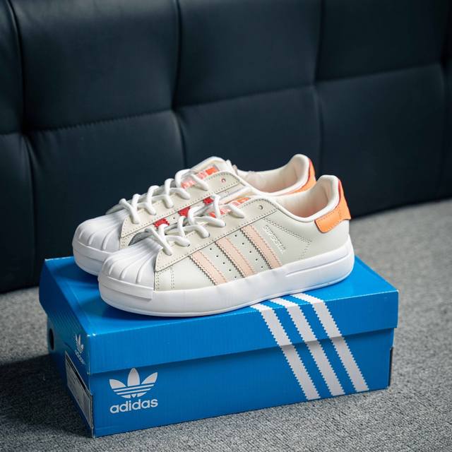 Adidas SUPERSTAR 马卡龙 三叶草50周年，AYOON来了。不同于经典SUPERSTAR,AYOON以当下潮流女性消费者的视觉，重塑和诠释ORIG