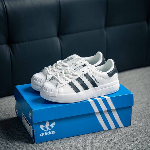 Adidas SUPERSTAR 马卡龙 三叶草50周年，AYOON来了。不同于经典SUPERSTAR,AYOON以当下潮流女性消费者的视觉，重塑和诠释ORIG