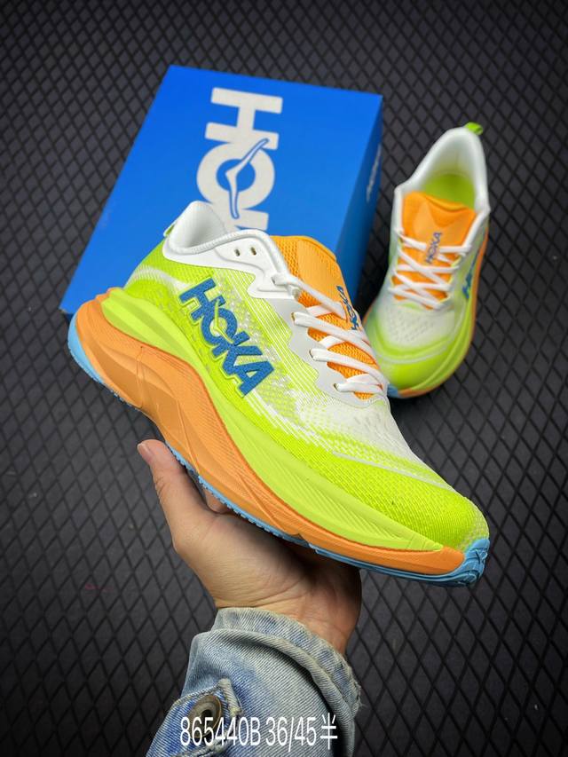 HOKA M SKYFLOW 低帮专业越野跑步鞋 实拍首发 粗矿型的鞋身上脚特别修饰腿型 经典的胖鱼头鞋型 超高颜值 厚重皮质与热压鞋身质感让提升双层发泡中底增