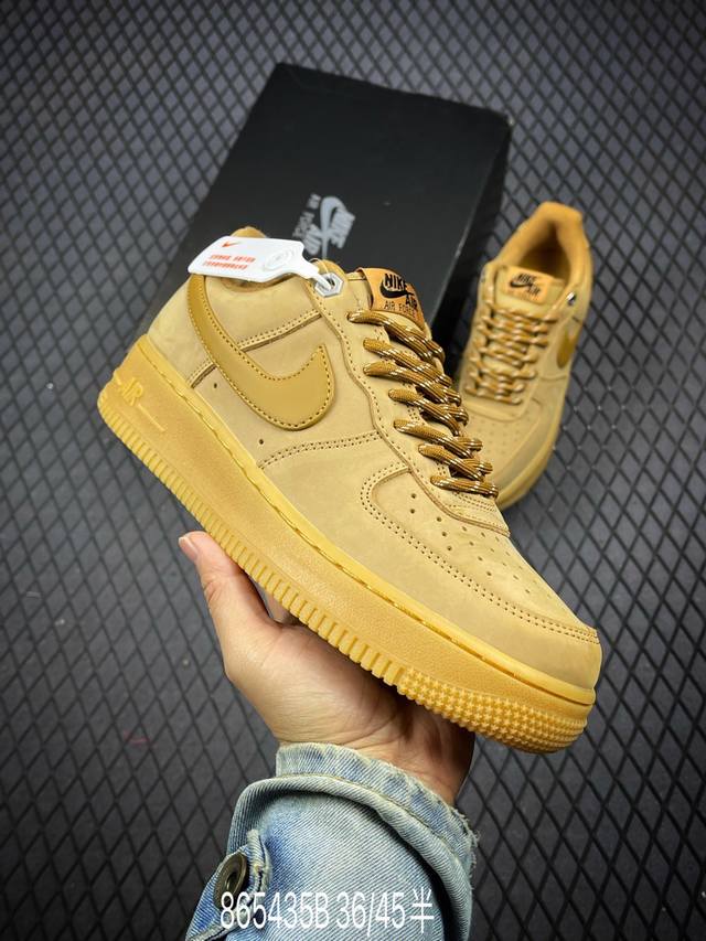 真标耐克Nike AIR FORCE 1‘07 空军一号低帮百搭休闲运动板鞋。柔软、弹性十足的缓震性能和出色的中底设计，横跨复古与现代的外型结合造就出风靡全球三