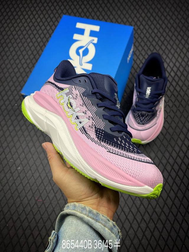 HOKA M SKYFLOW 低帮专业越野跑步鞋 实拍首发 粗矿型的鞋身上脚特别修饰腿型 经典的胖鱼头鞋型 超高颜值 厚重皮质与热压鞋身质感让提升双层发泡中底增