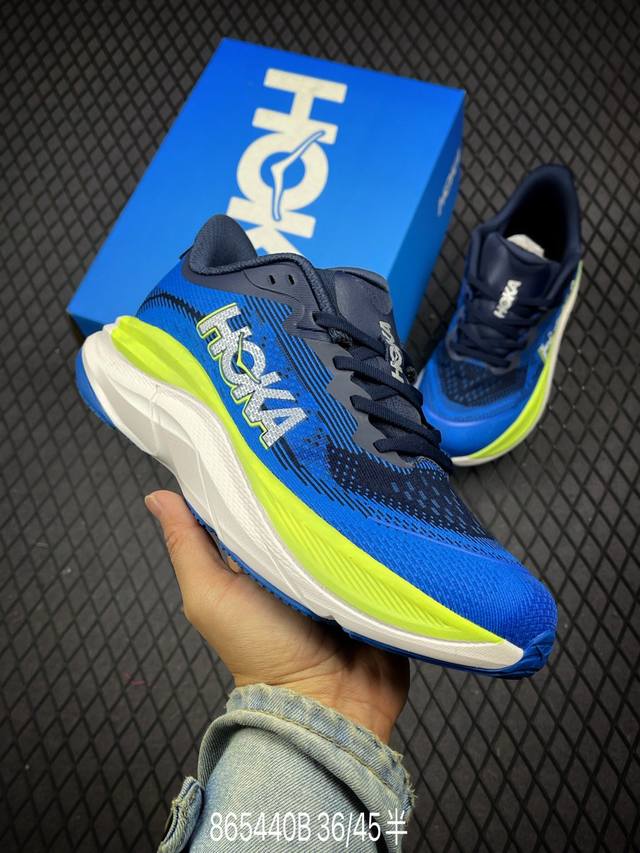 HOKA M SKYFLOW 低帮专业越野跑步鞋 实拍首发 粗矿型的鞋身上脚特别修饰腿型 经典的胖鱼头鞋型 超高颜值 厚重皮质与热压鞋身质感让提升双层发泡中底增