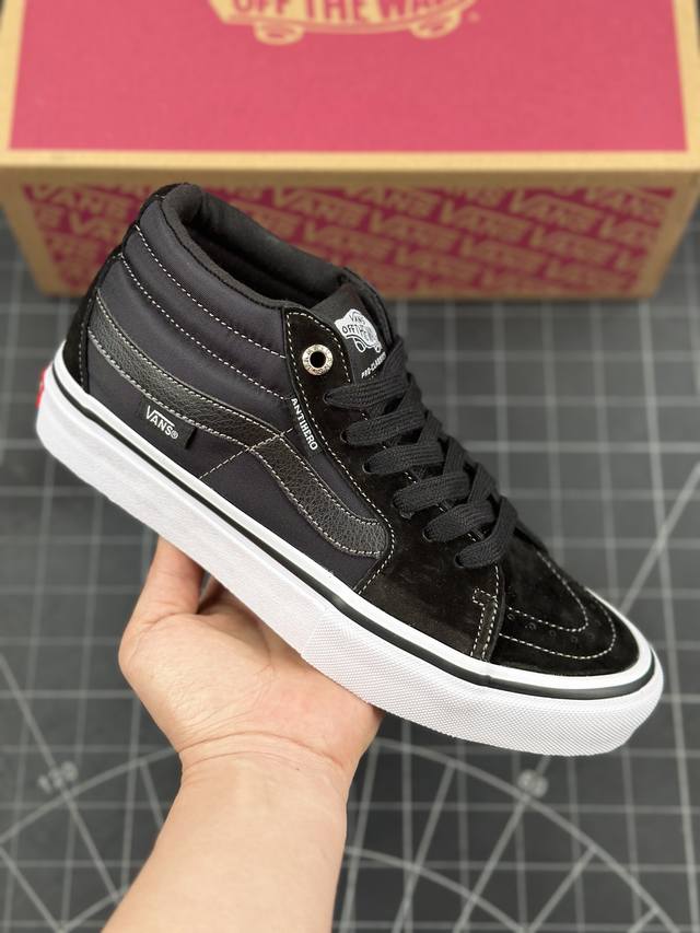 万斯VANS SK8-MID PRO中帮ANTIHERO 合作款 专业滑板鞋 全身以低调黑色高品质麂皮搭配防水帆布制成 工艺：硫化1:1 重量1:1、真标、原钢