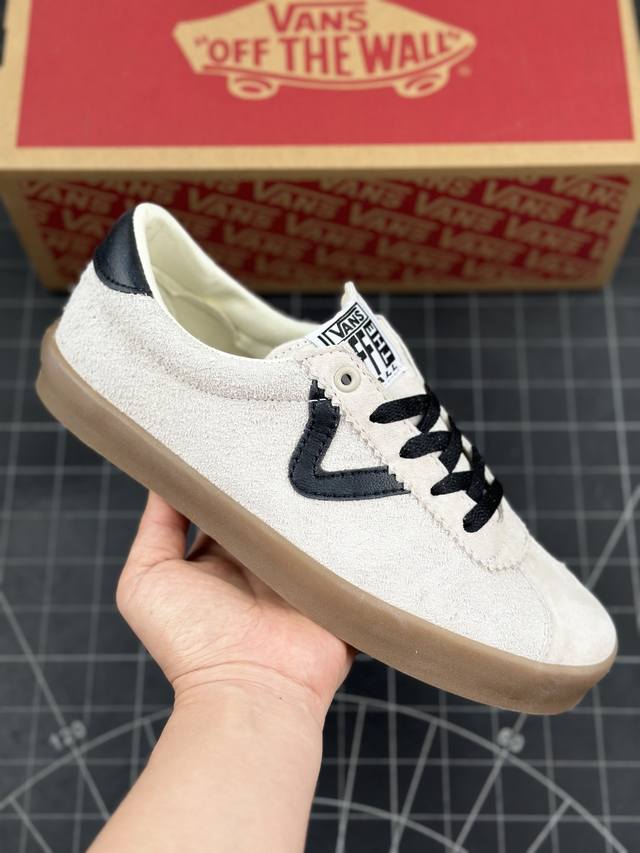 万斯Vans Sport Low 高阶支线 ｖ字头 全麂皮经典复古低帮滑板鞋 该支线继承了Vault OG与安纳海姆复古的气质。鞋身以高档麂皮打造，小巧的T字鞋