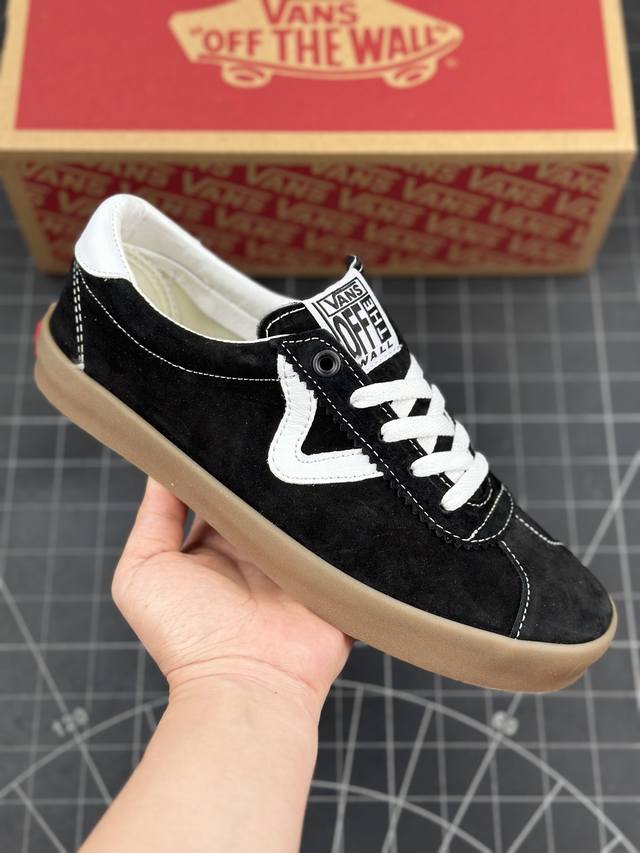 万斯Vans Sport Low 高阶支线 ｖ字头 全麂皮经典复古低帮滑板鞋 该支线继承了Vault OG与安纳海姆复古的气质。鞋身以高档麂皮打造，小巧的T字鞋