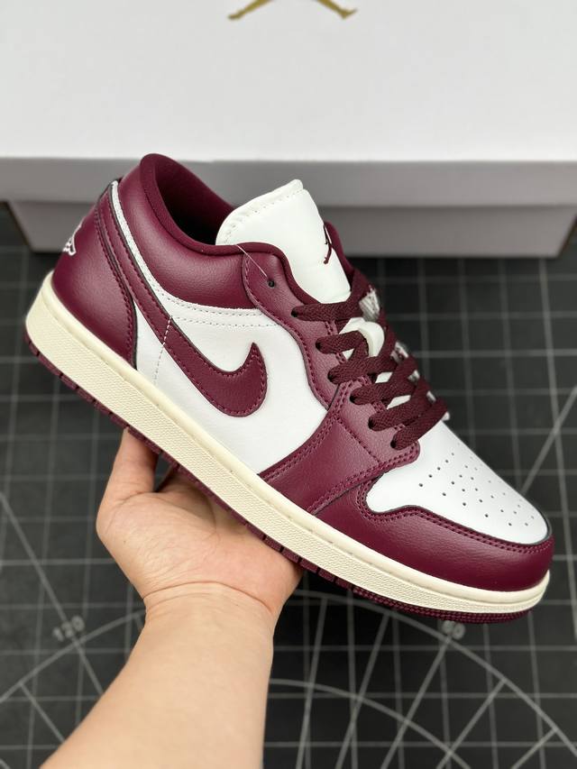 Air Jordan 1 Low 低帮 乌梅子酱 AJ1 乔丹1代 aj1 乔1 低邦 波尔多酒红 紫红白 乔丹篮球鞋系列 鞋款整体采用酒红和白色的配色组成，采