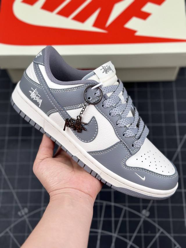 Nk SB Dunk Low 斯图西联名-耀夜灰 周年高端定制 低帮休闲板鞋 #定制鞋盒 大厂纯原品质出货 超高清洁度 皮料切割干净无任何毛边 细节完美 货号：