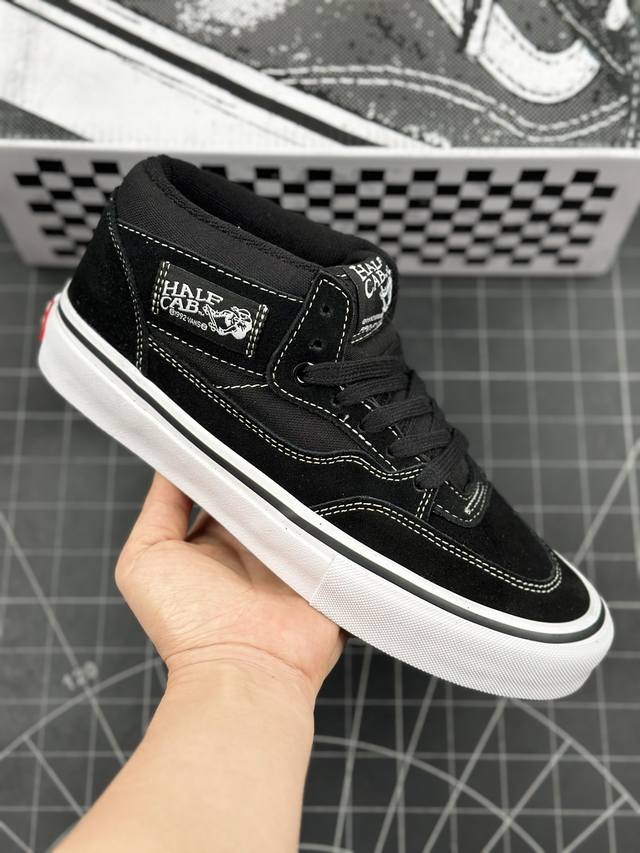 万斯Vans Half Cab Pro 传奇滑冰运动员签名款中帮滑板鞋 鞋面采用毛绒绒面革和皮革材料混合制成。黑色为运动鞋带来垂坠感，而白色缝线、鞋带和品牌标识