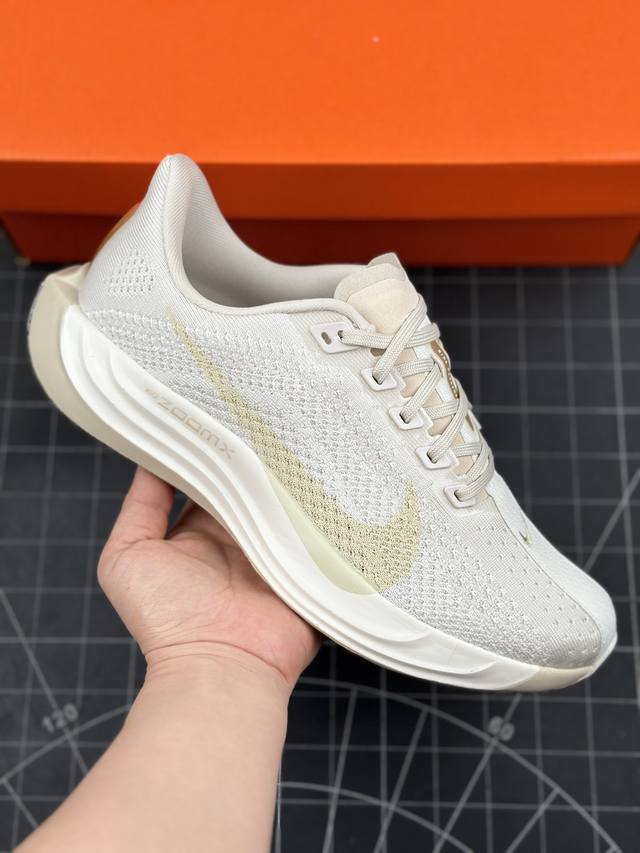 Nike Pegasus Plus 飞马系列透气缓震运动跑鞋 #全新一代拥有 Zoom Air 一如既往的稳定感和流畅感 鞋面采用工程网眼设计 为特定高热区域营